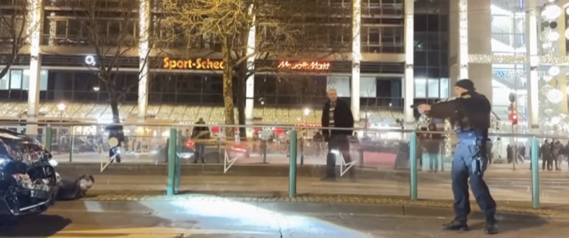 Das Video zeigt wie die deutsche Polizei den Verdächtigen auf dem Magdeburger Weihnachtsmarkt mit vorgehaltener Waffe festhält